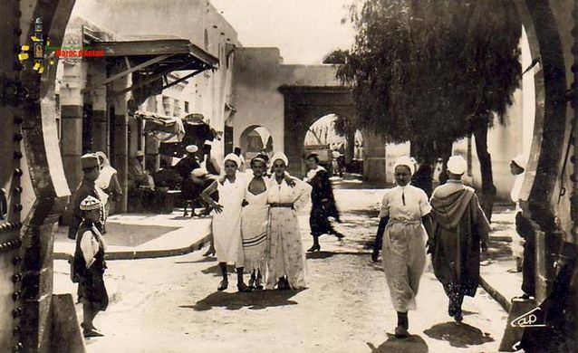 Ancienne photo d'une rue au Maroc